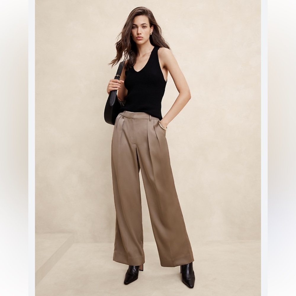 Banana Republic Silky Relaxed
Trousers Preppy Mocha Latte Beige Size 10